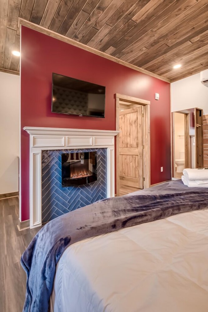 Downtown Prescott Luxury Boutique Hotel: Exclusive 6-suite Retreat - Hastings, MN