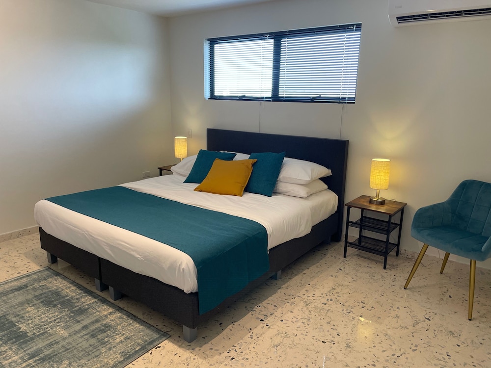 Oceanfront 1bdrcondo: 2x Queen-beds|pool|full-kitchen|sofabed|mini-beach|dock - Aruba