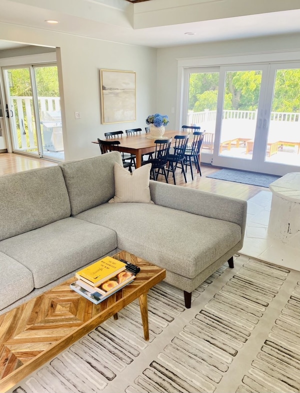 Bright Beach Cottage, Renovated 3 Bedroom, Large Private Sunny Deck!! - Newport, RI