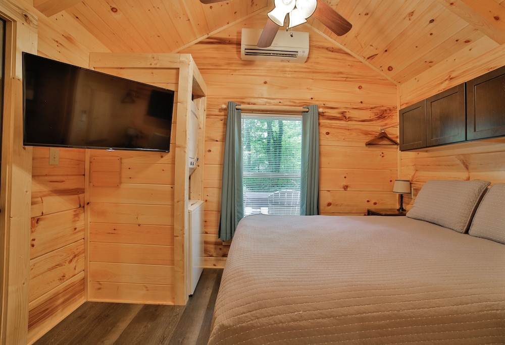 Stefan Cabin | Nature-nested Tiny Home | Hot Tub - Chattanooga