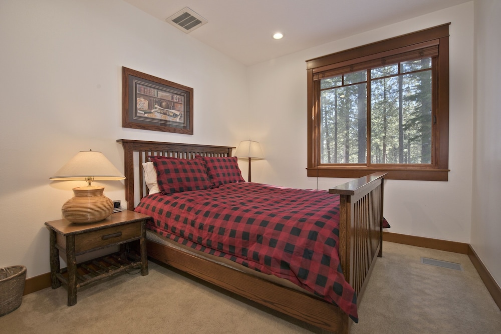 Large, Beautiful Luxury Home! Two Primary Suites & Hot Tub. Near Eagle Lodge! - June Lake, CA