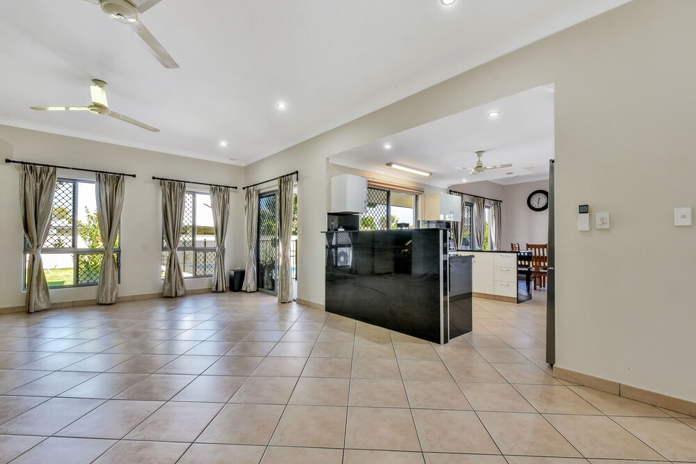 Family Home With Large Pool - Darwin