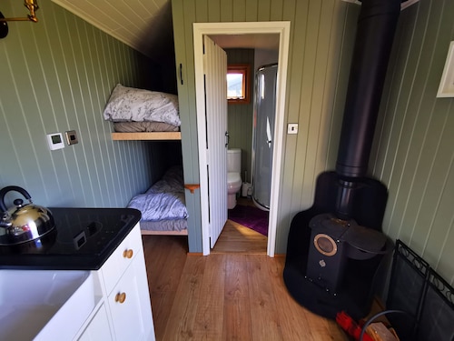 Warm Cosy Hut With Logburner & U/floor Heating - Caernarfon