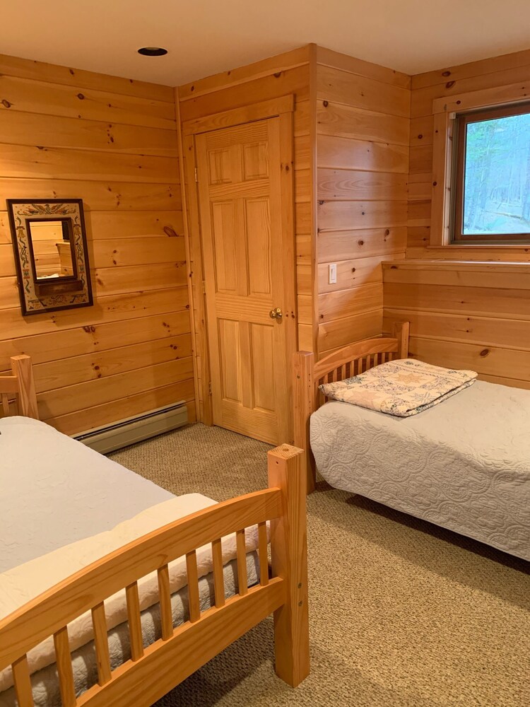 Beautiful Camp With 5 Bedrooms, 3 Bathrooms And Direct Trail Access - Pittsburg, NH