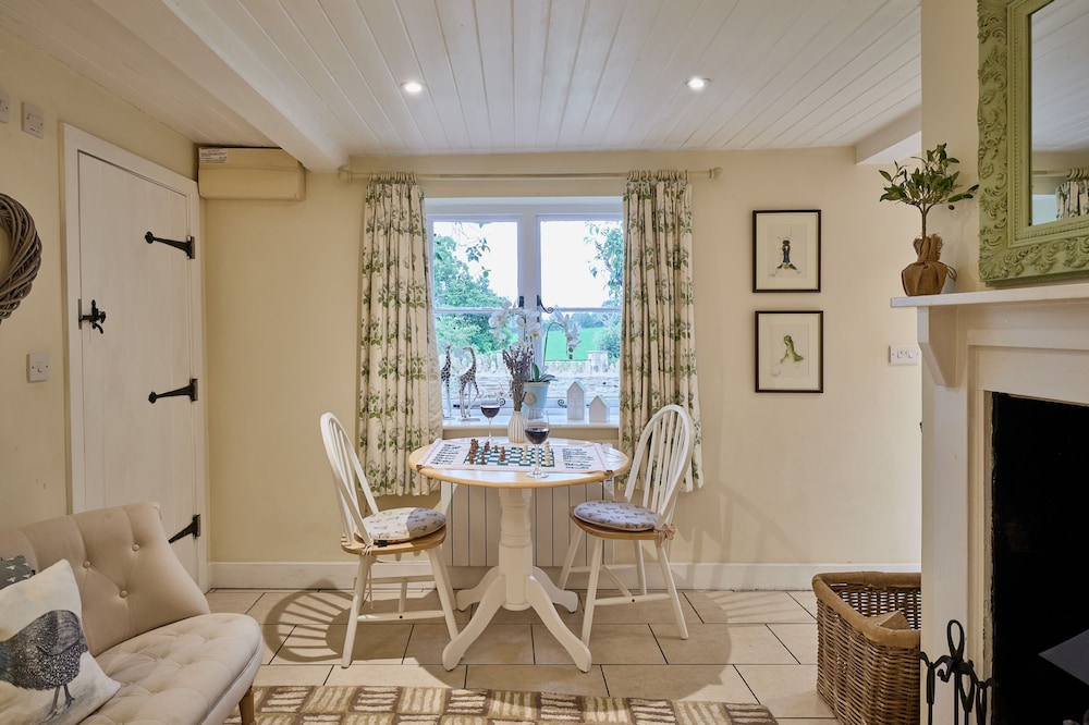 Dog Friendly Holiday Home In The Cotswolds - Guinea Cottage - Wiltshire