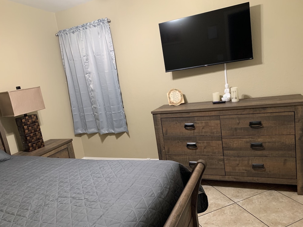 Nice 3 Bedroom's House Owner Occ And 2 Bathroom With Fast Wi-fi,  Full Kitchen - Boulder Station Hotel and Casino