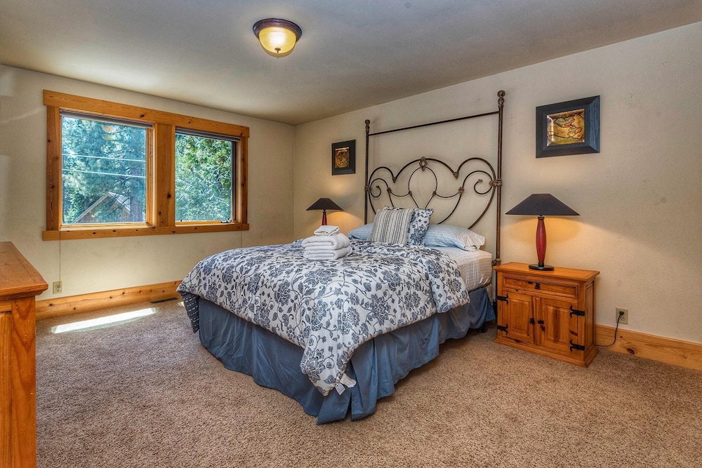 Spacious And Inviting Carnelian Bay Vacation Home With Pool Table And Smart Tv - North Lake Tahoe, CA