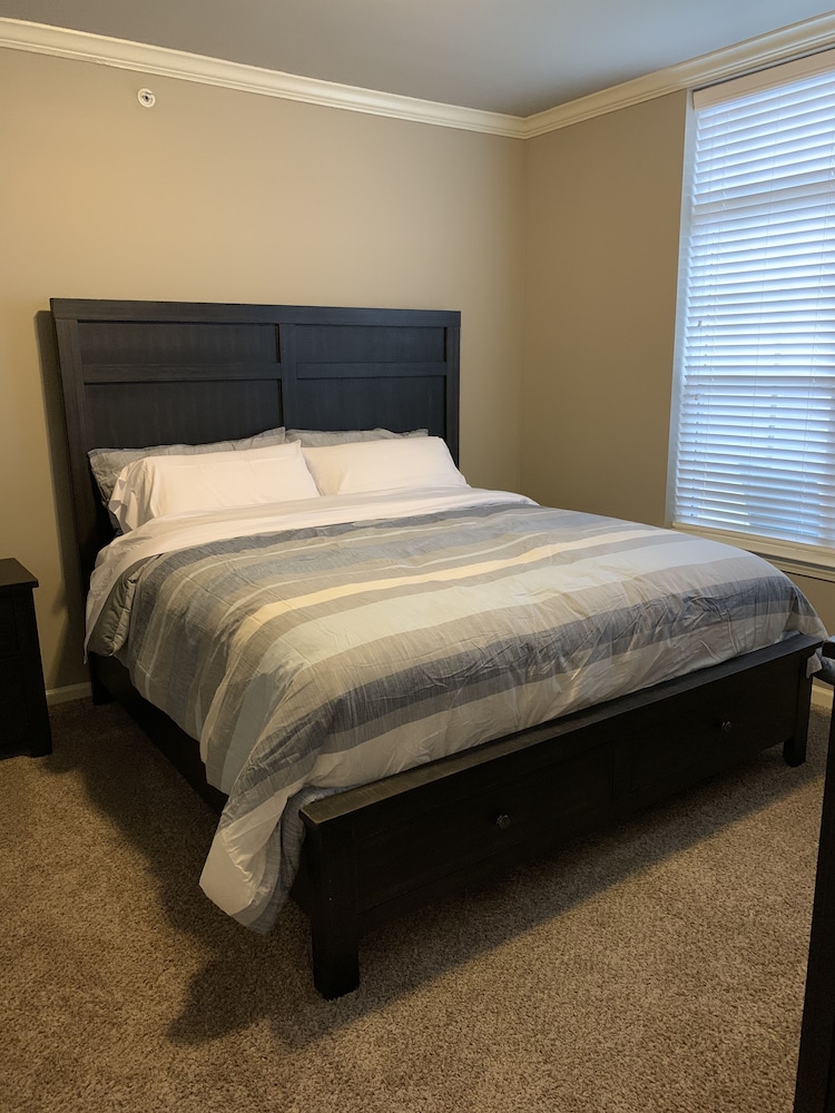 Fully Stocked Apartment, Close To Everything! - Overland Park, KS