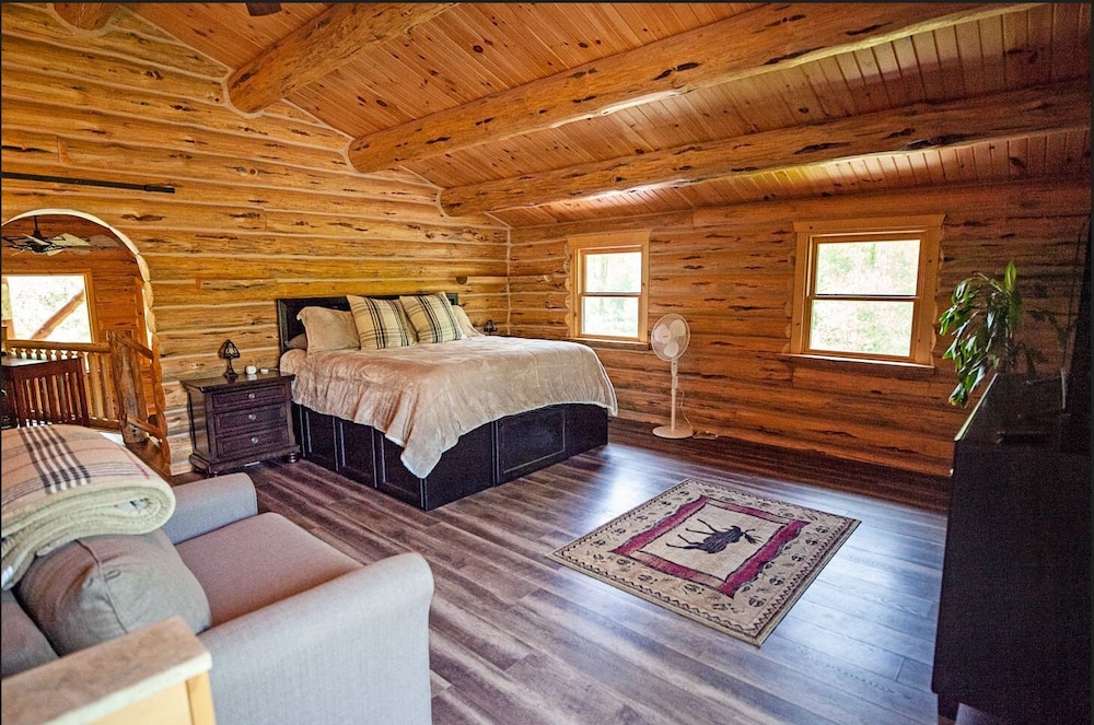 *New* Log Cabin Retreat In Pentwater - Lazy Bear Lodge - Pentwater, MI