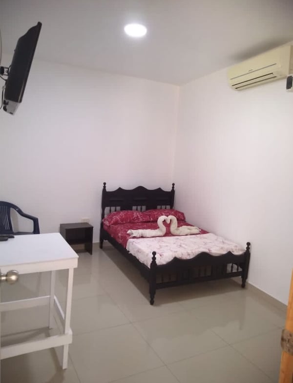 Spacious Room With Air Conditioning And Private Bathroom - Soledad