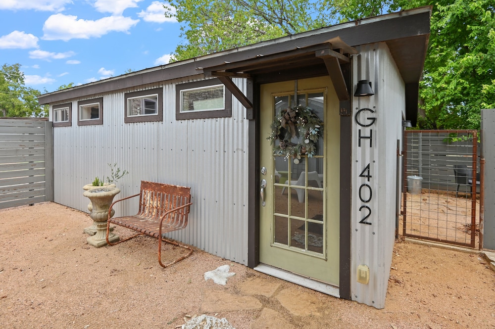 Gausthaus 402 1 Bedroom Cottage By Redawning - Fredericksburg, TX