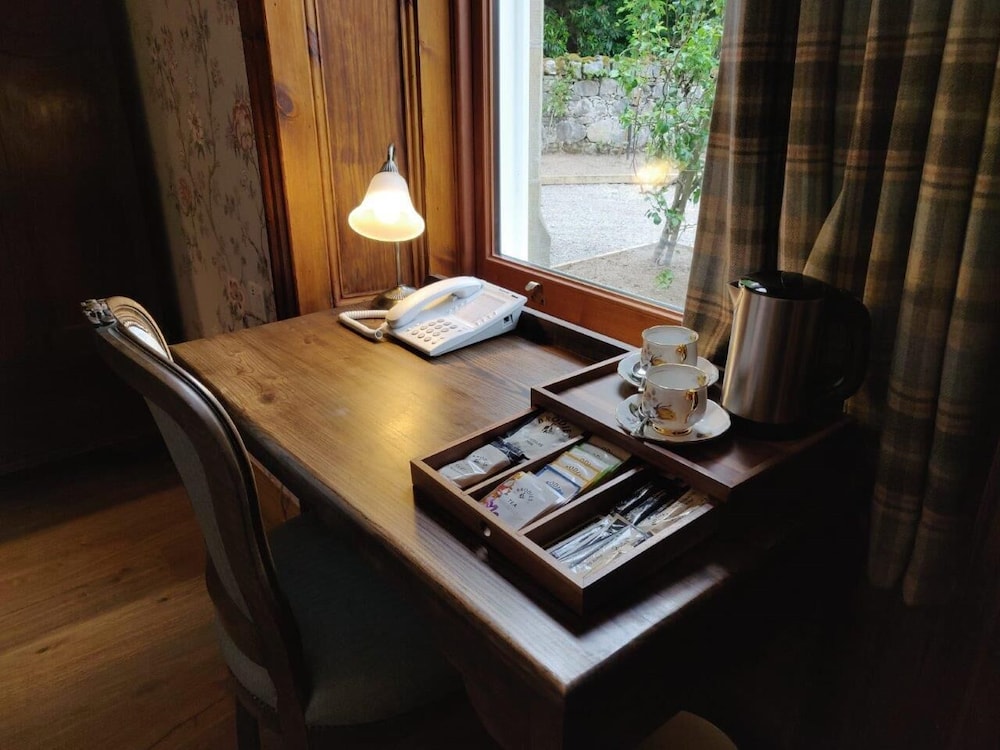 Rhododendron Suite -With Views Of The Rhododendron Trees On The Hillside - Invergarry
