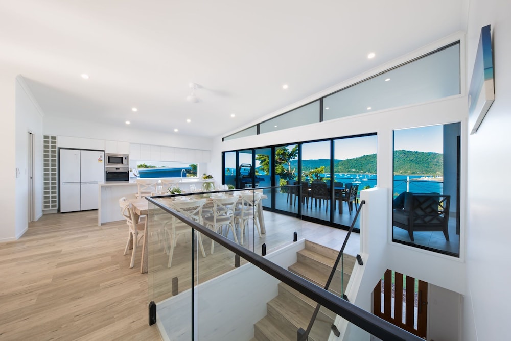 New Modern Contemporary Holiday Home In The Heart Of Airlie Beach - Whitsundays