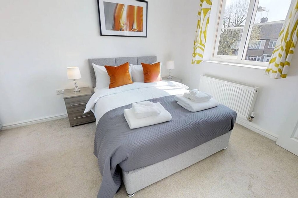 Stayzo - Cole Green Lane - Ideal For Your Next Staycation Or Workcation Whole House With Wi-fi - Hertfordshire