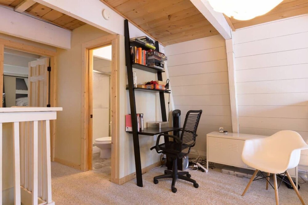 Zephyr By Avantstay | Stylish Frame W/ Access To Tahoe Donner - Donner Lake, CA