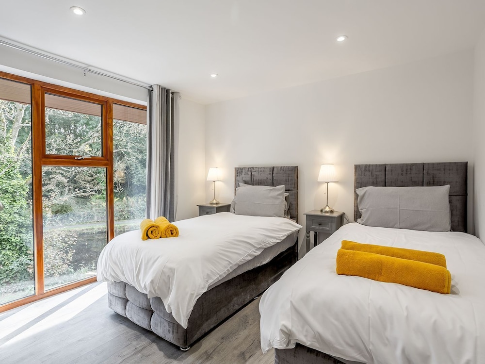 4 Bedroom Accommodation In Elland - Huddersfield