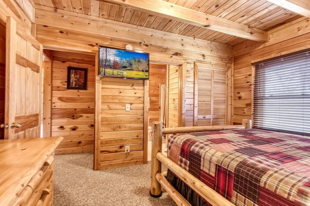 Relaxing 2br Mountain Getaway! Hot Tub + Wifi - Sevierville