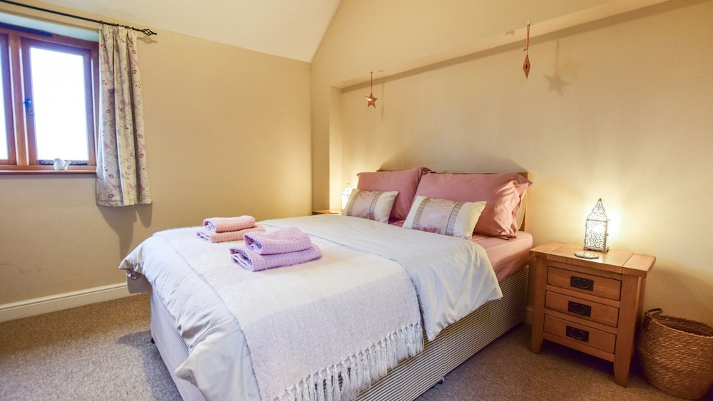 Combine Shed At Oosland Barns - Sleeps 4 Guests  In 2 Bedrooms - West Midlands