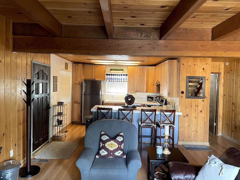 Entire Cabin! Cozy 2 Bedroom That Sleeps 6. Just Minutes From Snow Valley! - Running Springs, CA