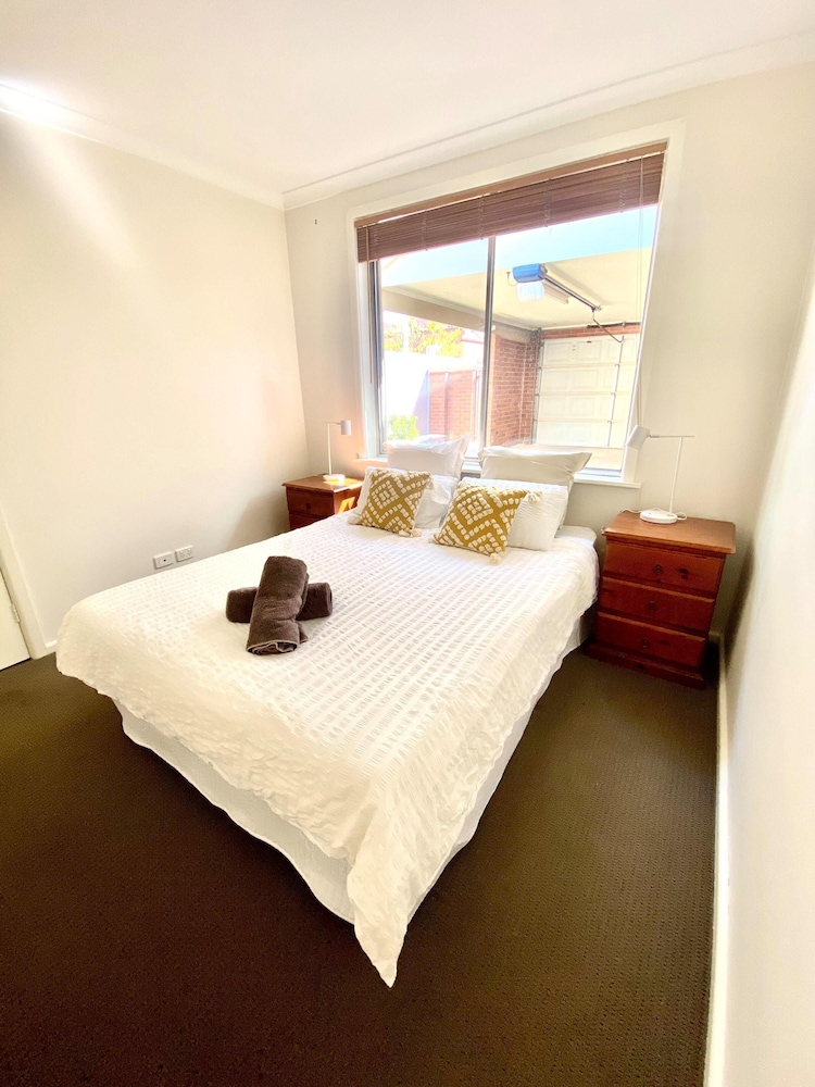 Style On Stanley- Central, Single Garage And Wifi! - Central Two Bedroom Apartment With A Queen Bed, Two Singles And Kitchen Facilities - Albury–Wodonga