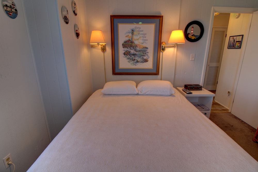 Parrothead Inn 4 Bedroom 2 Bath Semi-oceanfront Home In Nags Head - Nags Head, NC