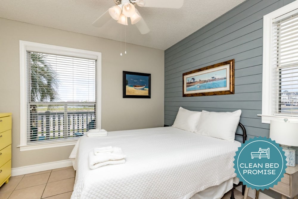 Pet Friendly Private Patio, Short Stroll To The Beach With Lots Of Amenities - North Padre Island, TX