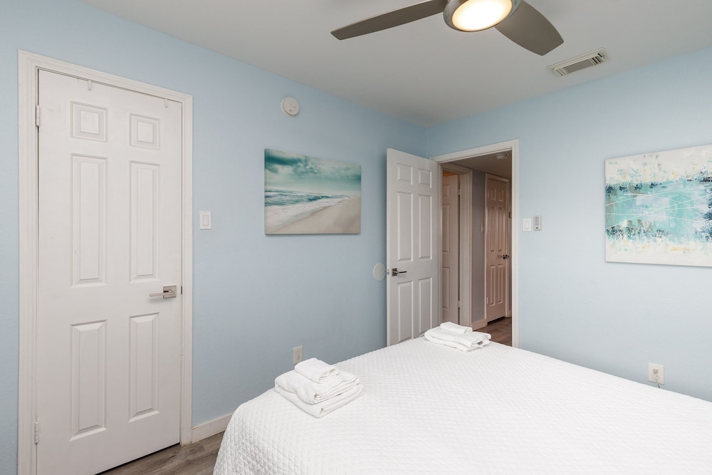 1st Floor Condo At Beach Front Complex With Pool And Hot Tub - North Padre Island, TX