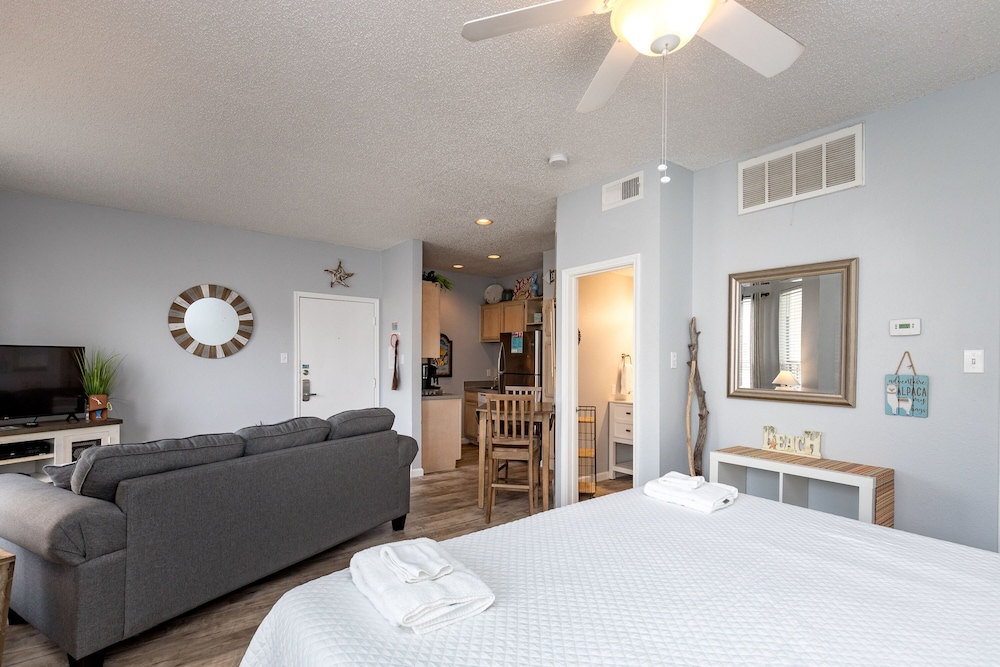 Cozy Studio Short Walk To The Beach! Take A Vacation, You Deserve It! - North Padre Island, TX