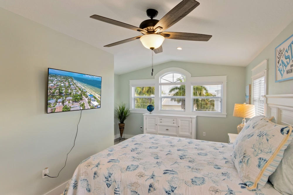 Aloha Beaches! Newly Renovated 4 Bedroom 3 Bath Home W/ Private Pool! - Anna Maria, FL