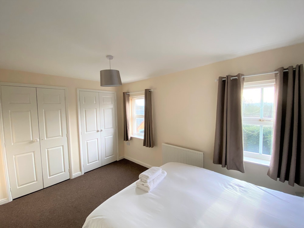 Johnson Townhouse 8 Person Serviced Accommodation - Wellingborough