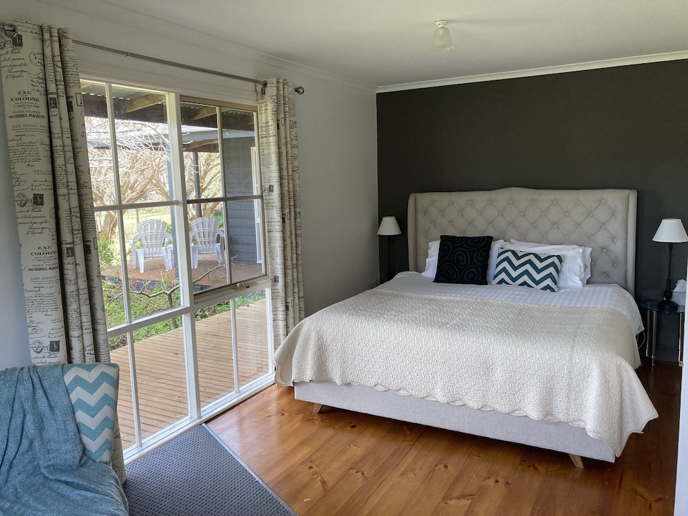 2 Bedroom, 2 Bathroom Cottage - Guildford, Australia