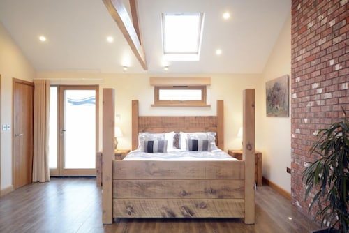 Wake Up To Outstanding Rolling Countryside Views, Underfloor Heating, Spa Bath - Stratton