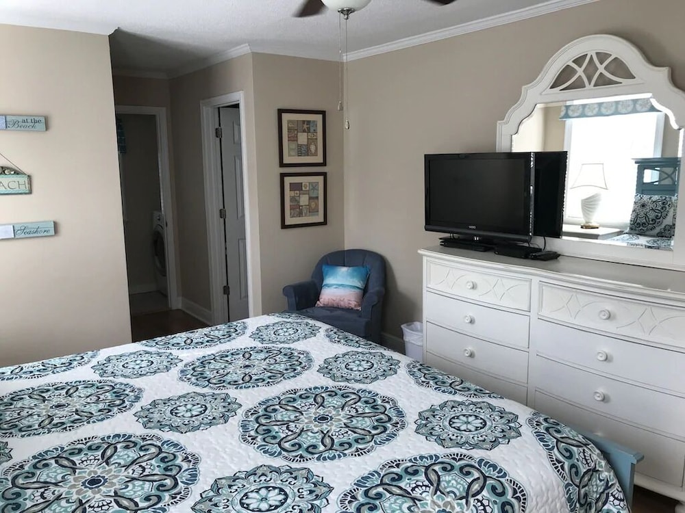 Charming Cottage Near The Beach!! Heated Pool, Pets!! - North Myrtle Beach, SC