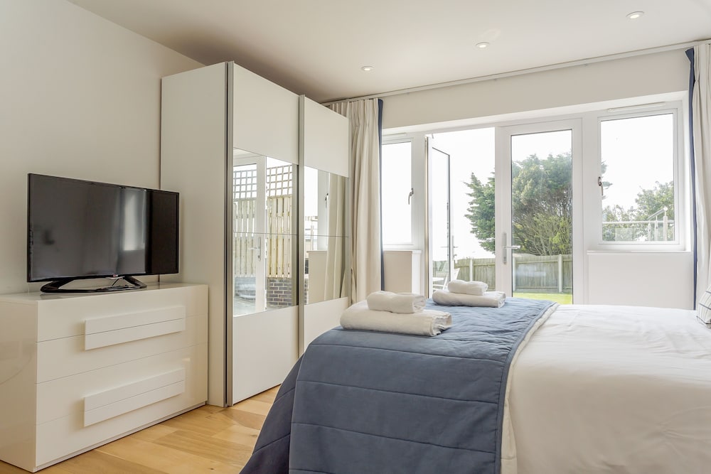 Luxury Property Sleeps 8 - Sea Views & Hot Tub - 200m From Beach! - Bigbury-on-Sea