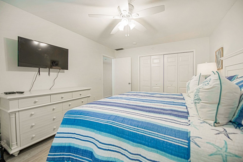 Fun And Updated 1 Bedroom Condo! Beachfront Complex With Shared Pool - Holmes Beach, FL