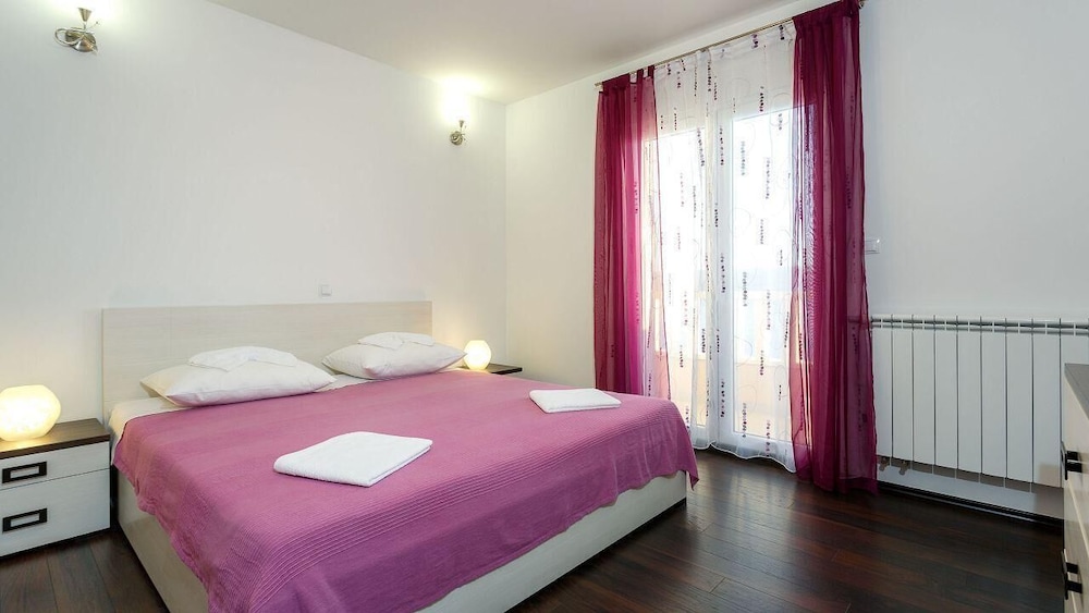 Holiday Apartment Dugi Rat For 1 - 5 Persons With 2 Bedrooms - Holiday Apartment - Dugi Rat