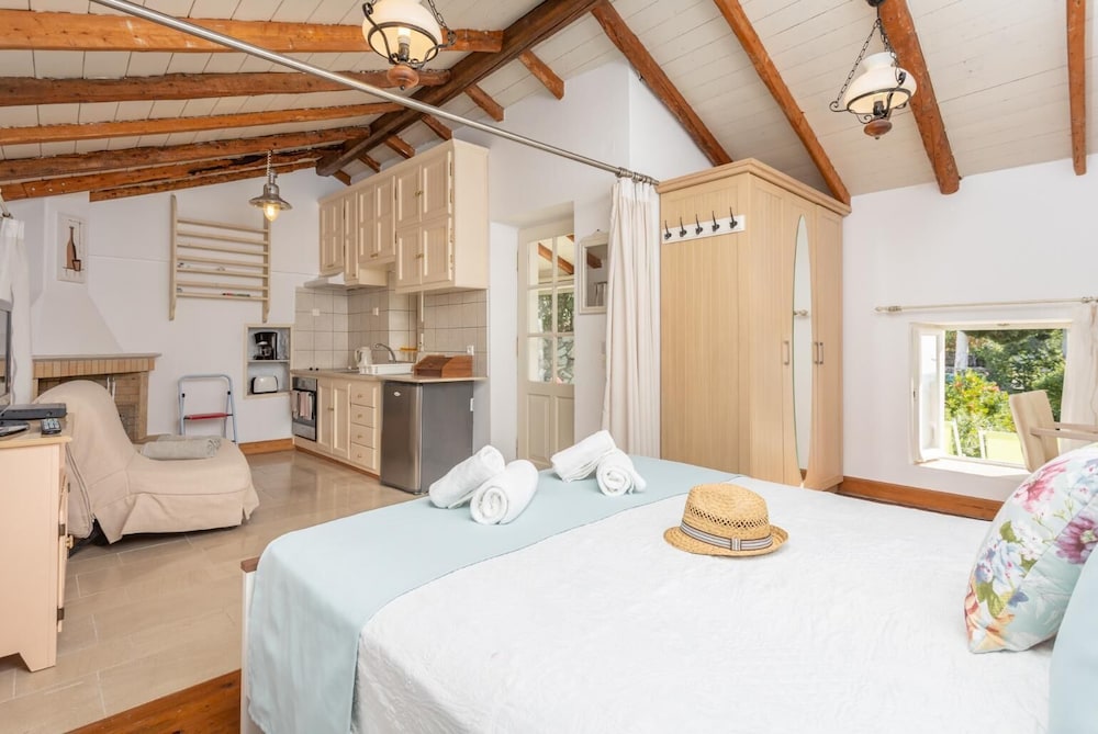 Millers Cottage Large Private Pool, A/c, Wifi - Paxos