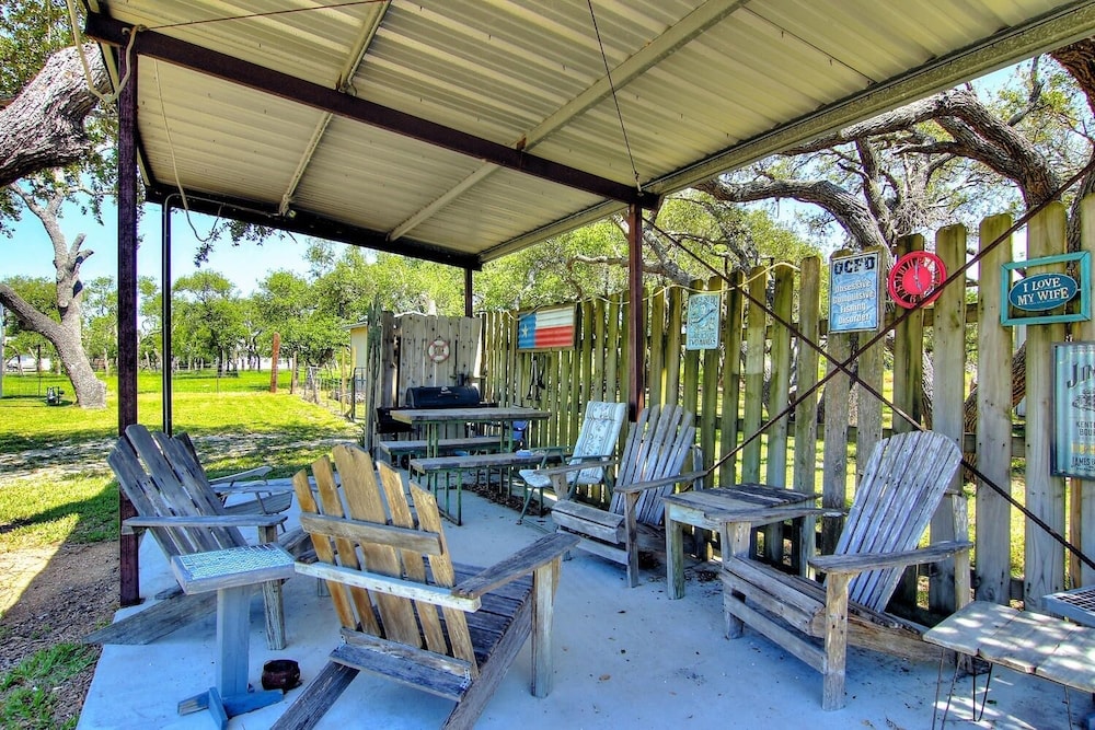 Bring Your Boat! 1 Mile From The Boat Ramp! Pet Friendly! 1.36 Acres - Aransas Pass, TX