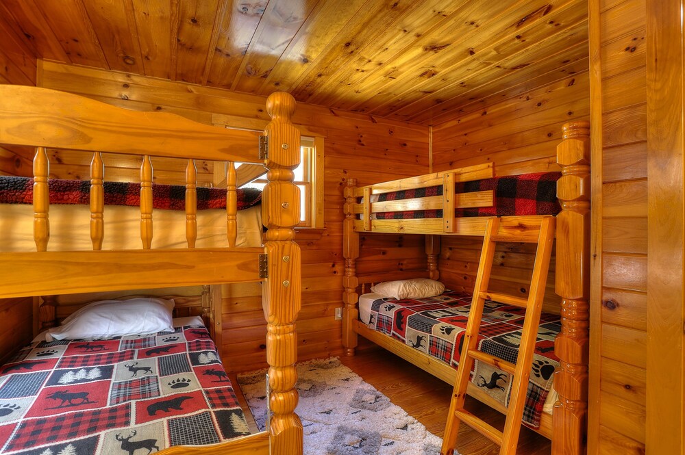Timber Lodge 4 Bedroom/2 Bath Home - Great For Snowmobiling And Short Drive To Saddleback Mountain! - Rangeley Lake State Park, Rangeley