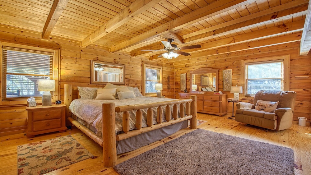 Linda's Haven Is A Gorgeous Log Home, Sleeps 8, Wifi, Roku, Central Heat/ac, Hot Tub Mountain Vie... - Maggie Valley, NC