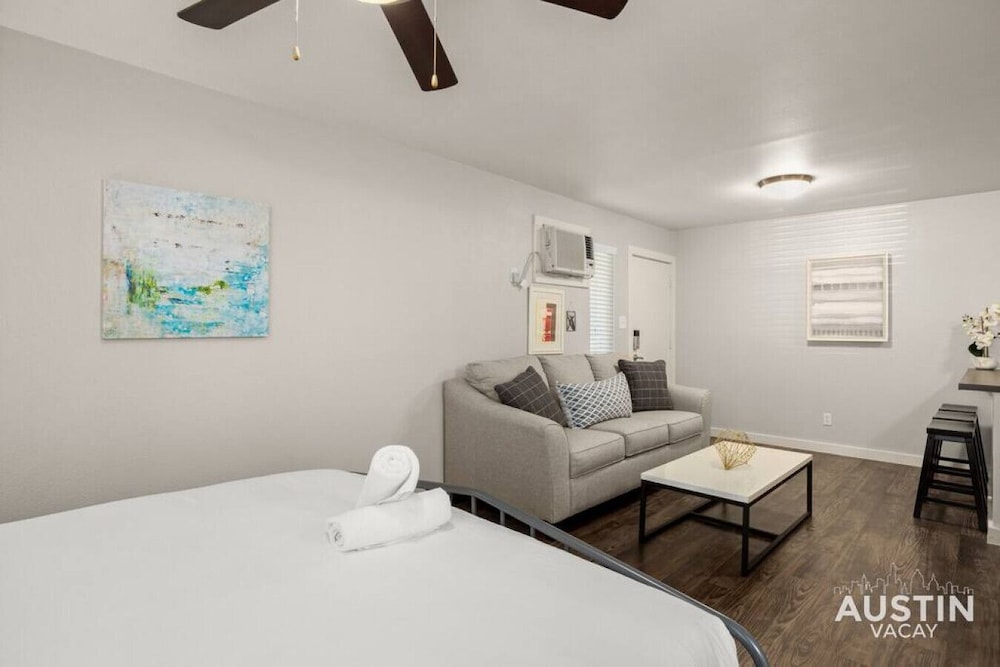 King Bed + Pool + Free Parking | Close To Zilker! - SXSW (South by Southwest) - Austin