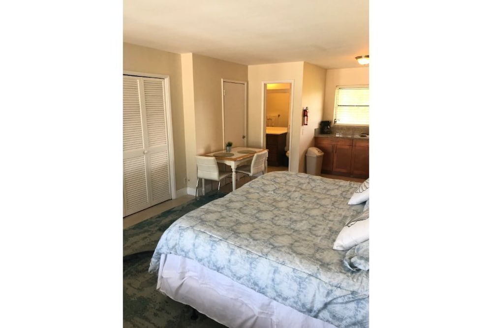 Bright Pompano Beach Aparthotel: Poolside Bliss Just Steps From The Shore! - Orchid Beach, Pompano Beach