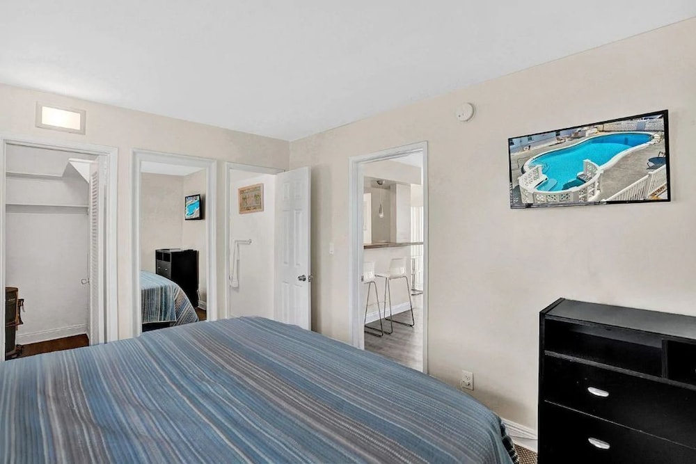 Bright Pompano Beach Aparthotel: Poolside Bliss Just Steps From The Shore! - North Lauderdale, FL