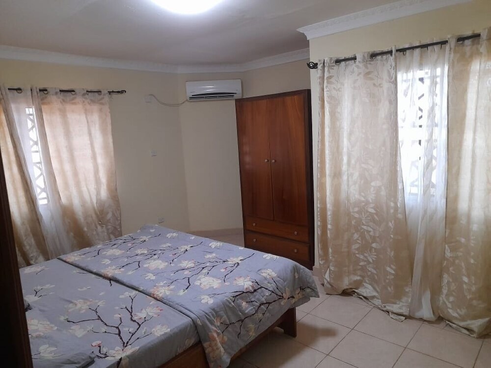 Comfort Zone, Washer, Hotwater, Ac And Wifi - Freetown