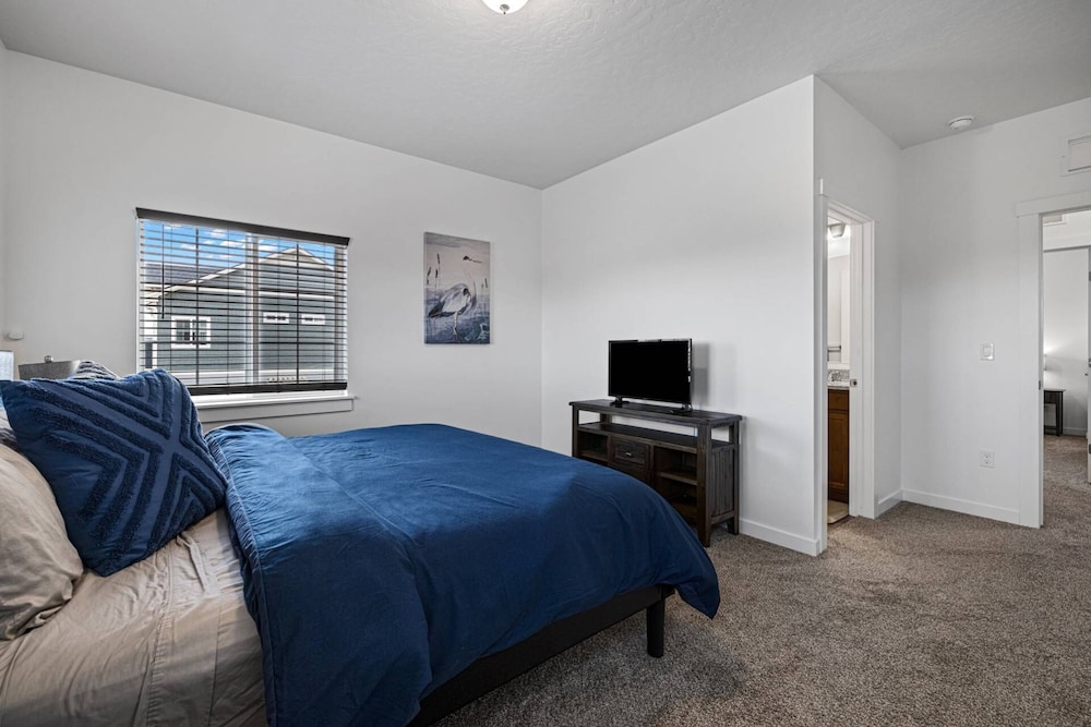 Centrally Located | 2 Master En Suites | Walk To Coffee | 15 Min Downtown Boise | 5 Min Village - Meridian, ID