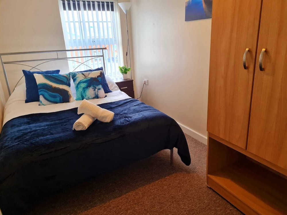 Ample Comforts - 2 Bedroom, Cozy Apartment Sleeps 4. Central Warrington. Free Se - Warrington