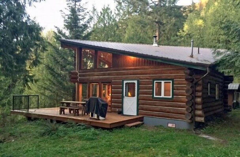 Cabin #97 - 'Pinecone' Log Cabin At The Lake That Is Pet-friendly! - Canada