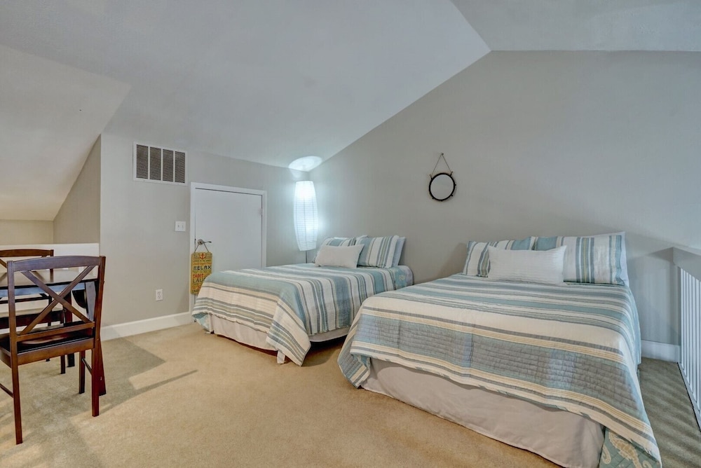 2 Bedroom Oceanview Condo - Surf City, NC