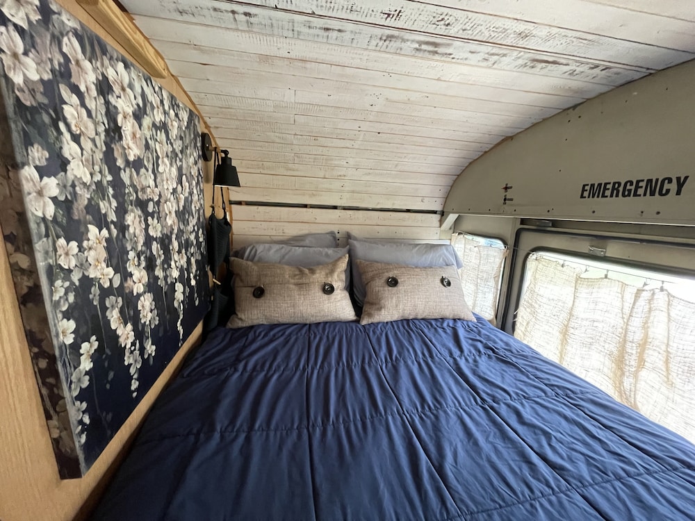 Pipers bluffton skoolie - glamping in the most picturesque part of iowa. - Iowa