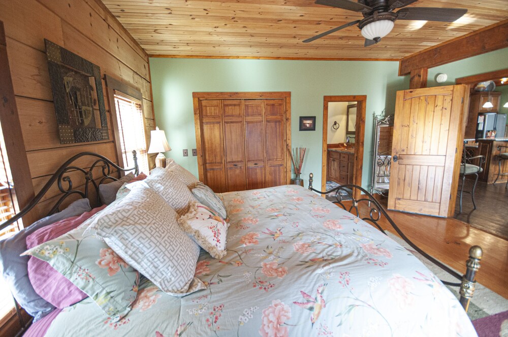 Mountain Retreat W/4 Bedrooms, Mtn. Views, Hot Tub, Internet And Much More. - Chatuge Lake
